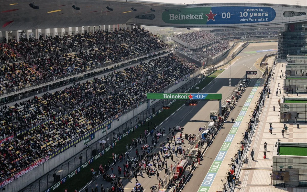 The starting grid and a full grandstand on a Grand Prix weekend