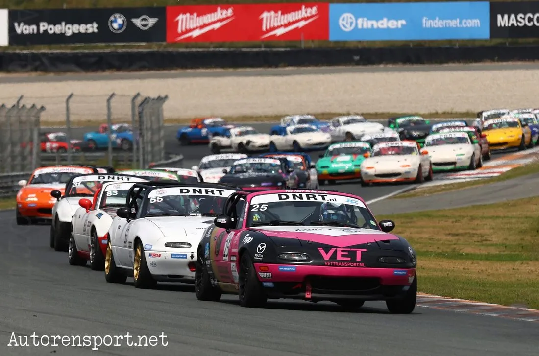 Bente Boer racing the MX-5